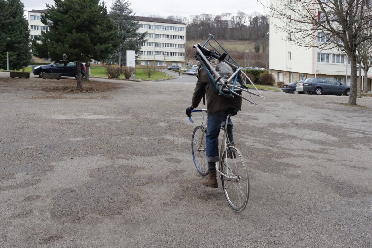 Un chanceux est même reparti avec deux cadres nus sanglés sur le sac à dos !