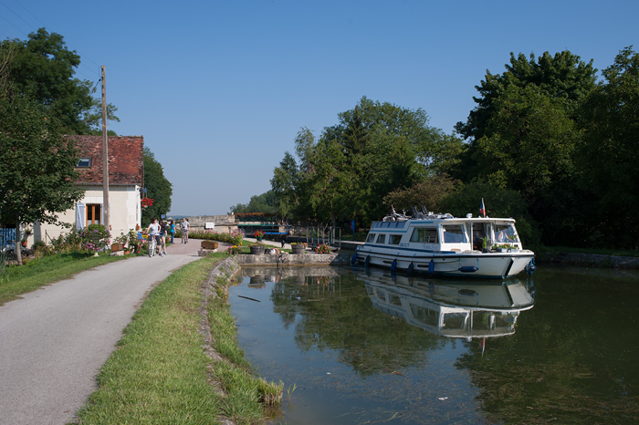 Le "Festina Lente" sort d'un écluse du coté de Vincelles.