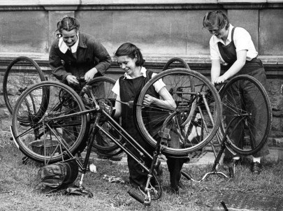 source : http://wiklou.org/wiki/Fichier:Girls_fixing_bikes.jpg